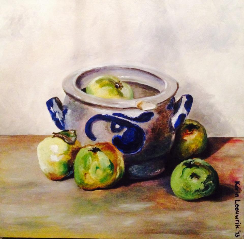 Stilleven met appels rond een blauw-witte kom op een houten tafel.
