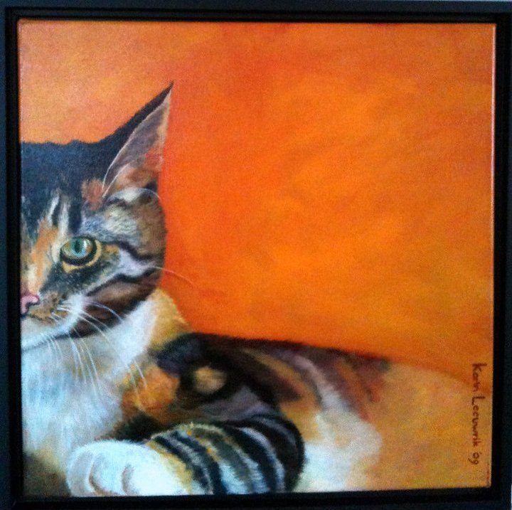 Een gedeeltelijk zichtbare gestreepte kat tegen een feloranje achtergrond in een ingelijst schilderij.