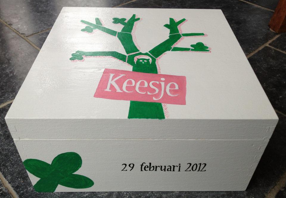 Witte kubus met groene boomafbeelding, roze 