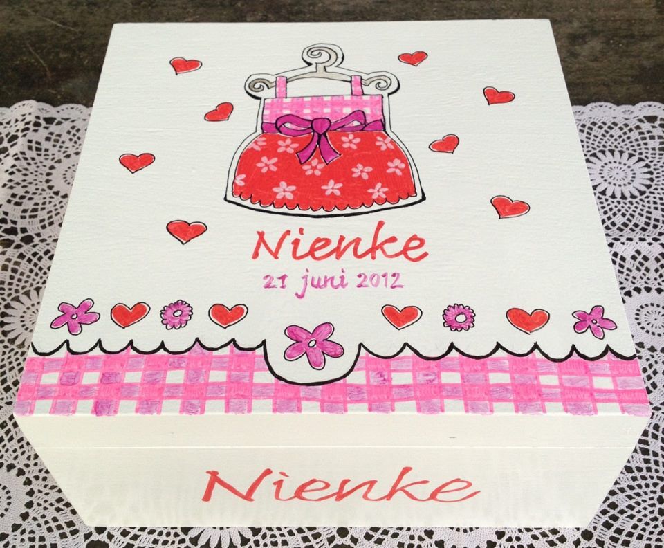 Versierde witte taartdoos met roze hartjes en de naam 