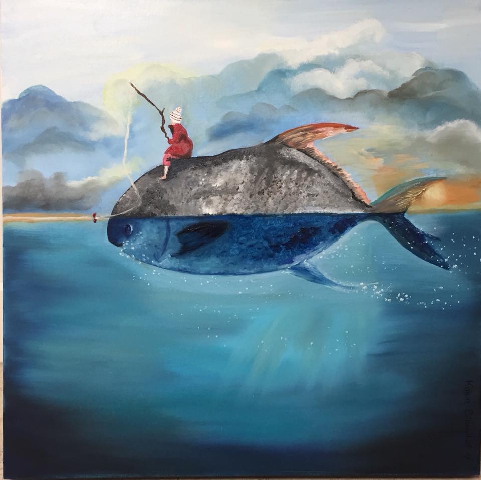 Een persoon die vist bovenop een gigantische vis in een blauwe oceaan, met mistige bergen op de achtergrond.
