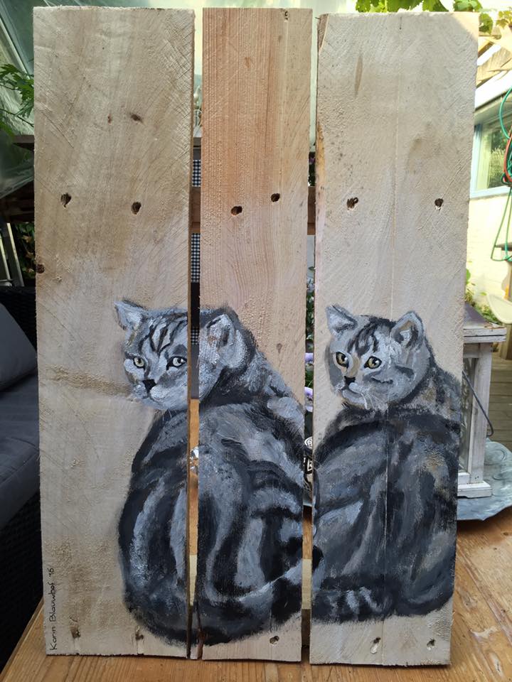 Schilderij van een grijze cyperse kat die buiten op drie houten planken zit.