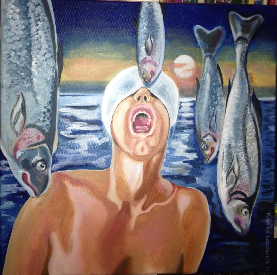 Surrealistisch schilderij van een persoon met open mond onder hangende vissen tegen een achtergrond van een zeegezicht.