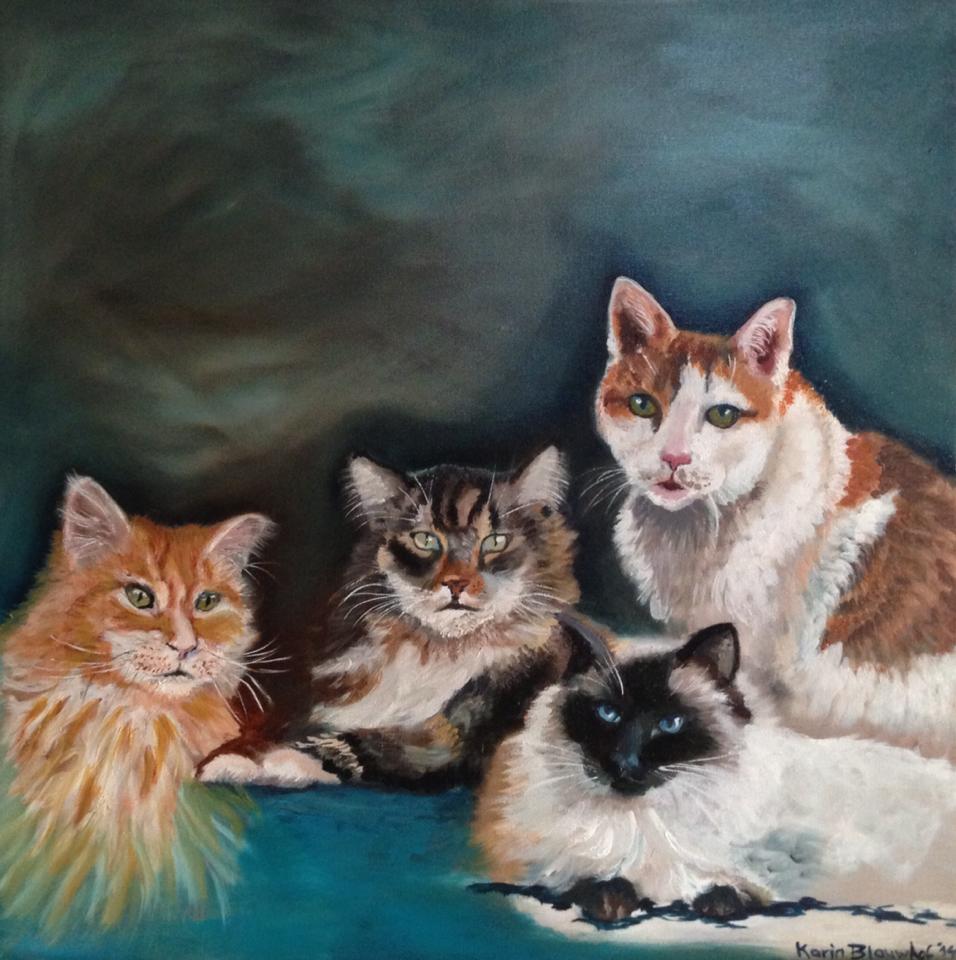 Vier katten in een zacht aquarelachtig portret op een donkerblauwe achtergrond.