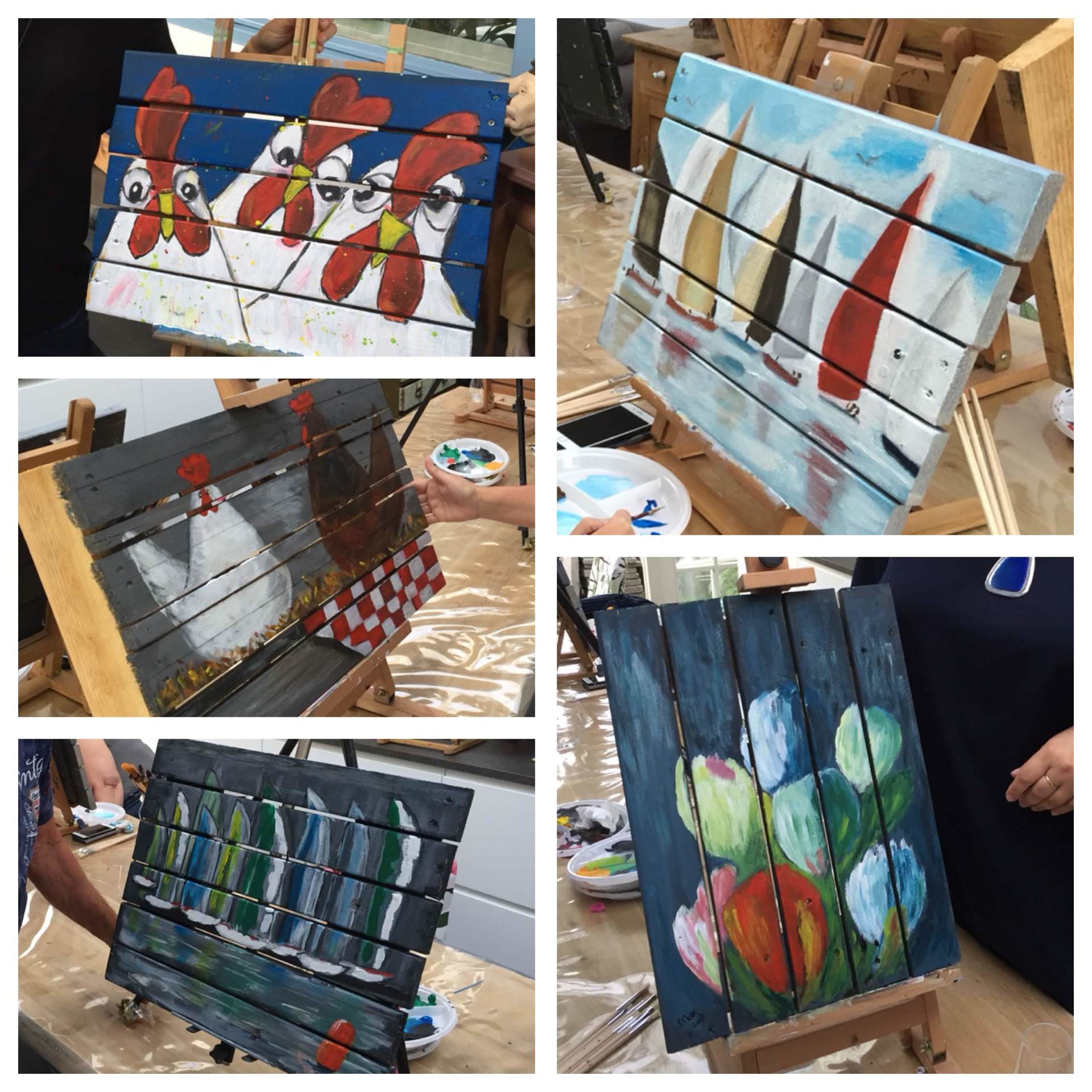 Collage van beschilderde houten latten met kippen, abstracte vormen en kleurrijke bladeren op rustieke planken.