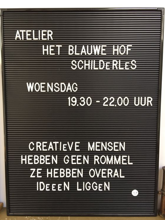 Black letterboard with Dutch text about Atelier Het Blauwe Hof, Wednesday 19.30–22.00 uur.