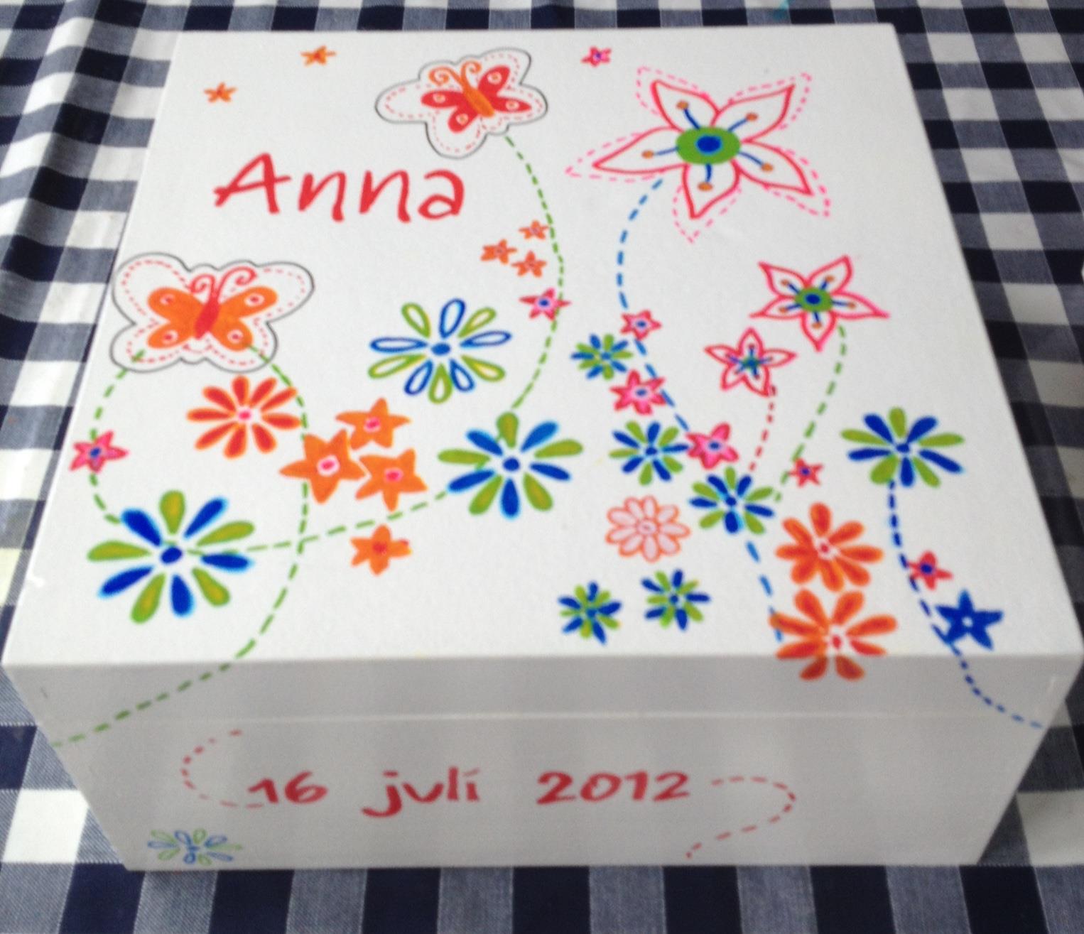 Versierde witte doos met kleurrijke bloemen, met 