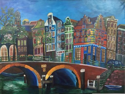 Kleurrijke huizen en bruggen langs het kanaal weerspiegelen zich in het donkere water onder een bewolkte hemel.