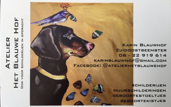 Poster voor Atelier Het Blauwe Hop met een zwarte hond en blauwe vlinders op een gouden achtergrond.