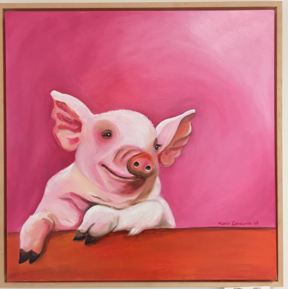 Schilderij van een roze varken met een lachend varken dat tegen een oranje richel leunt, tegen een roze achtergrond.