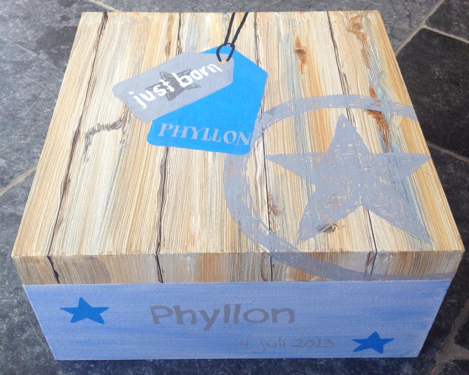 Houten doos van het merk Phyllon met blauwe sterren en een label met de tekst 