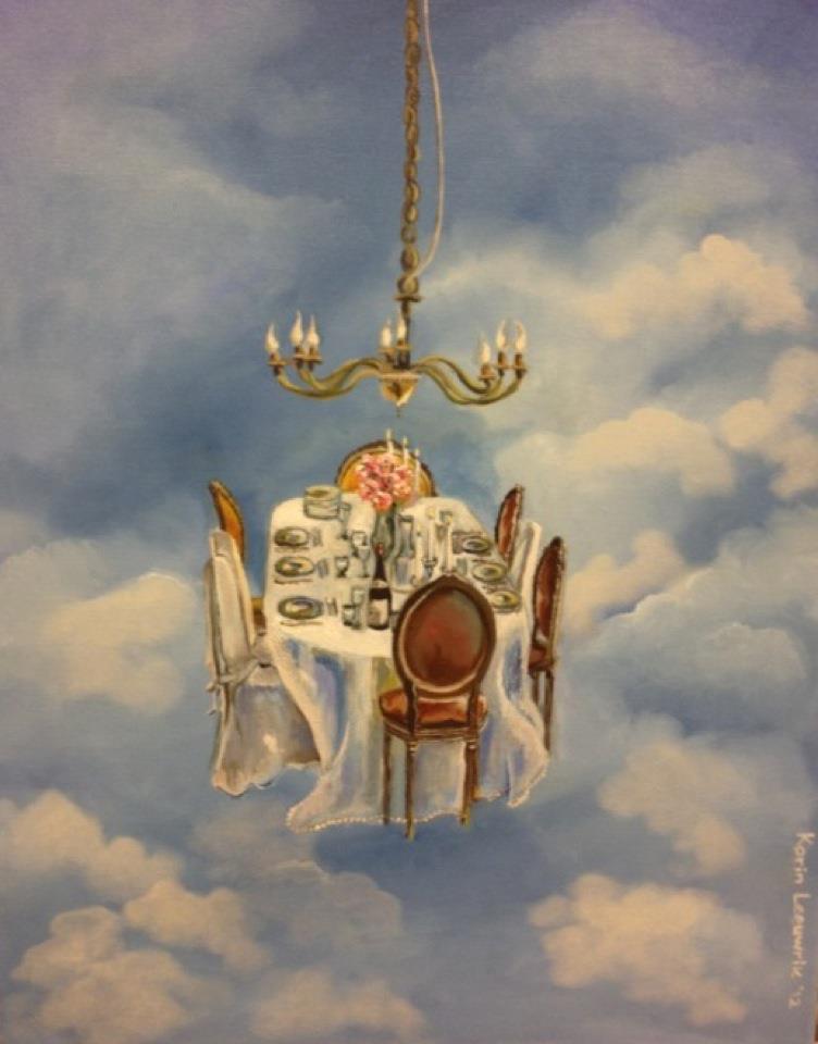 Zwevende eettafel met kroonluchter in een bewolkte hemel, surrealistisch schilderij