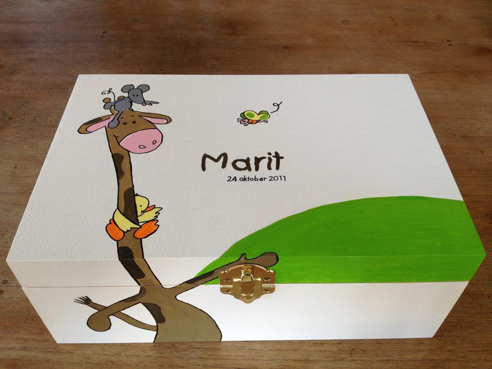 Decoratieve witte geschenkdoos met een cartoongiraffe, een groen blad en de tekst 