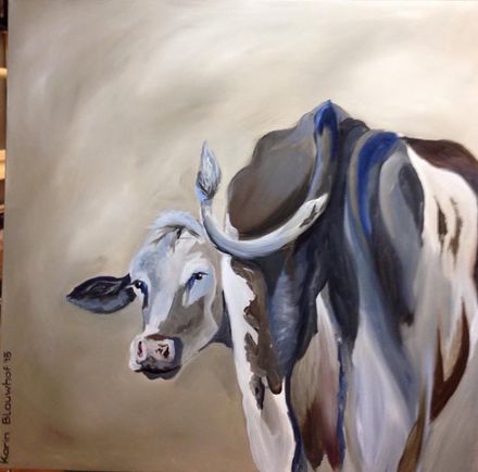 Schilderij van een witte en bruine koe met blauwgrijze schaduwen op een beige achtergrond.