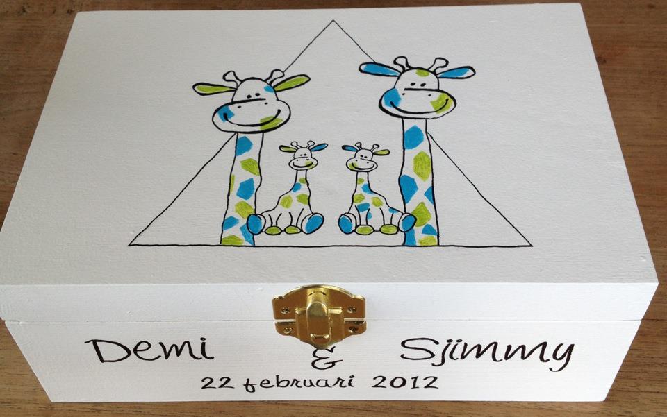 Cadeauverpakking met een handgetekende giraffenfamilie, met de opschriften 