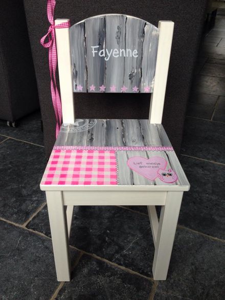 Gepersonaliseerde witte stoel met roze lint, grijze gestreepte rugleuning en 