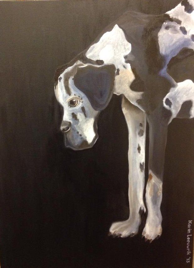Abstract schilderij in wit en grijs van een koeienschedel en -poot op een donkerbruine achtergrond.
