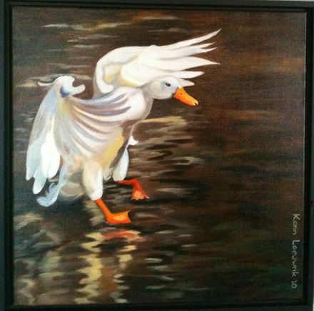 Witte eend met oranje snavel en poten die spettert in donker water, geschilderd in beweging.