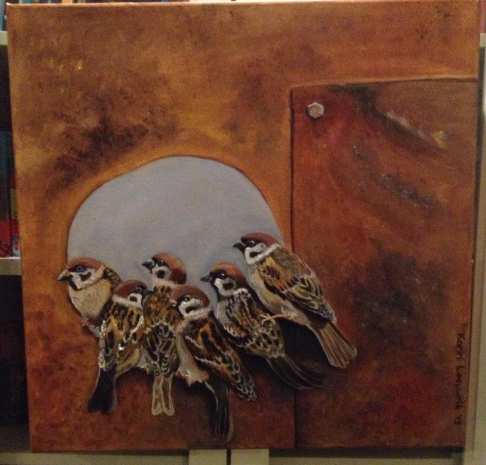 Vijf kleine vogels zitten op een tak in een abstract muurkunstwerk in roestkleur.
