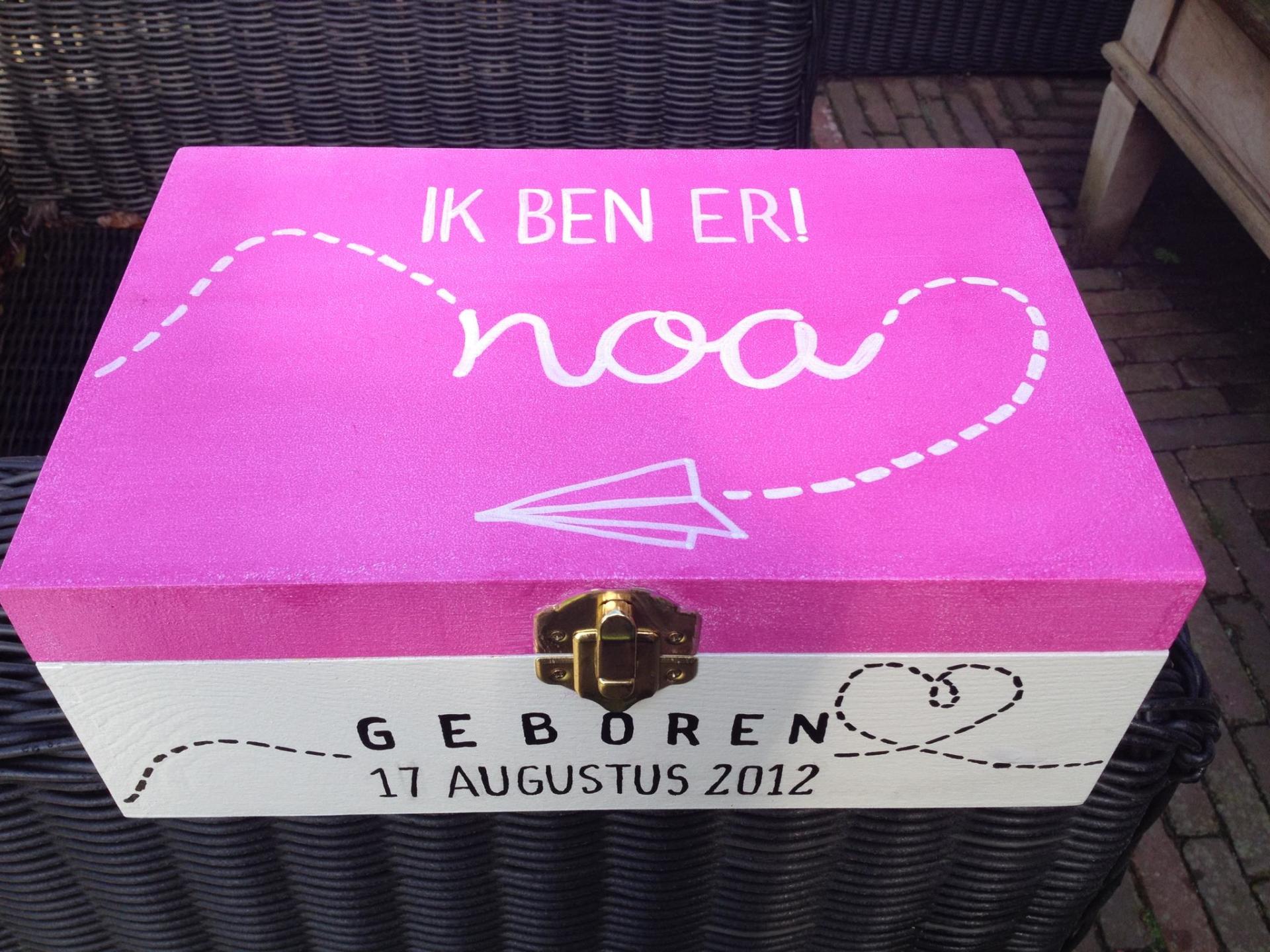 Pink baby announcement box with “Ik ben er! Noah” and “Geboren 11 augustus 2012” text.