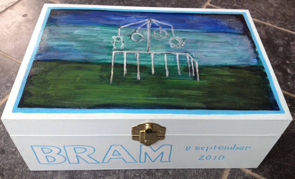Versierde witte doos met een geschilderde blauwgroene scène en 