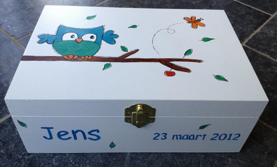 Witte borstplaat met blauwe uil en de naam 