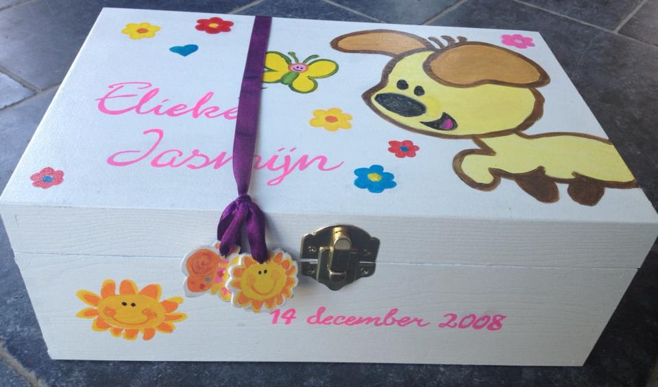 Versierde witte geschenkdoos met een cartoonhondje, bloemen en roze tekst