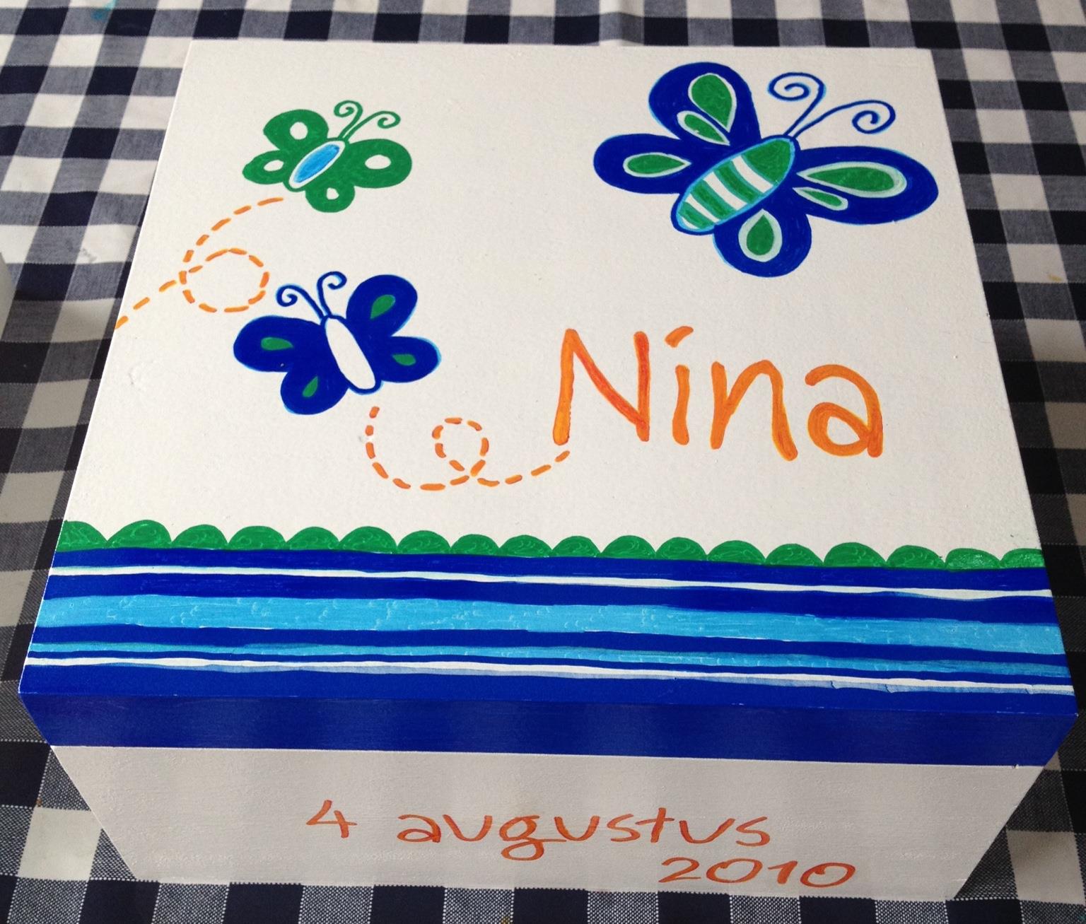 Versierde witte doos met vlinders en de naam Nina, gedateerd 4 augustus 2010.