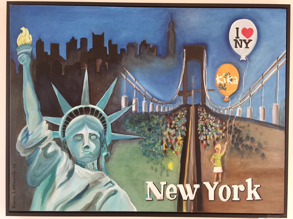 Muurschildering in New York met het Vrijheidsbeeld, de skyline, een brug en ballonnen met de tekst 