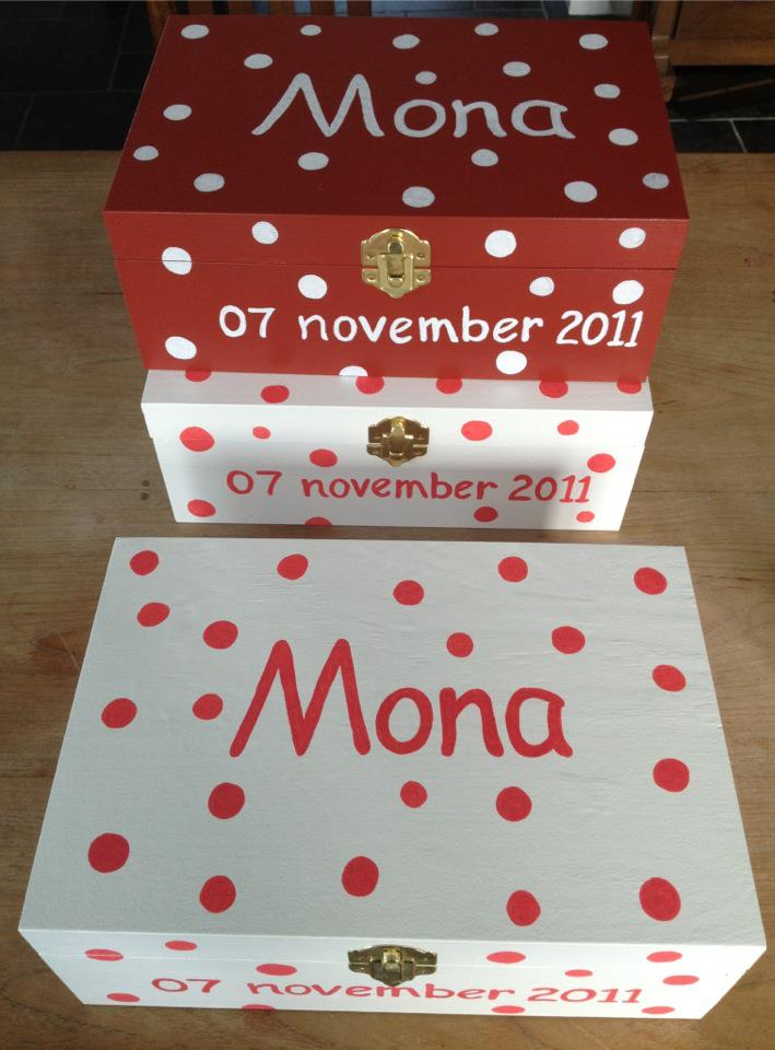 Drie rood-witte geschenkdozen met stippen, met de opschriften 