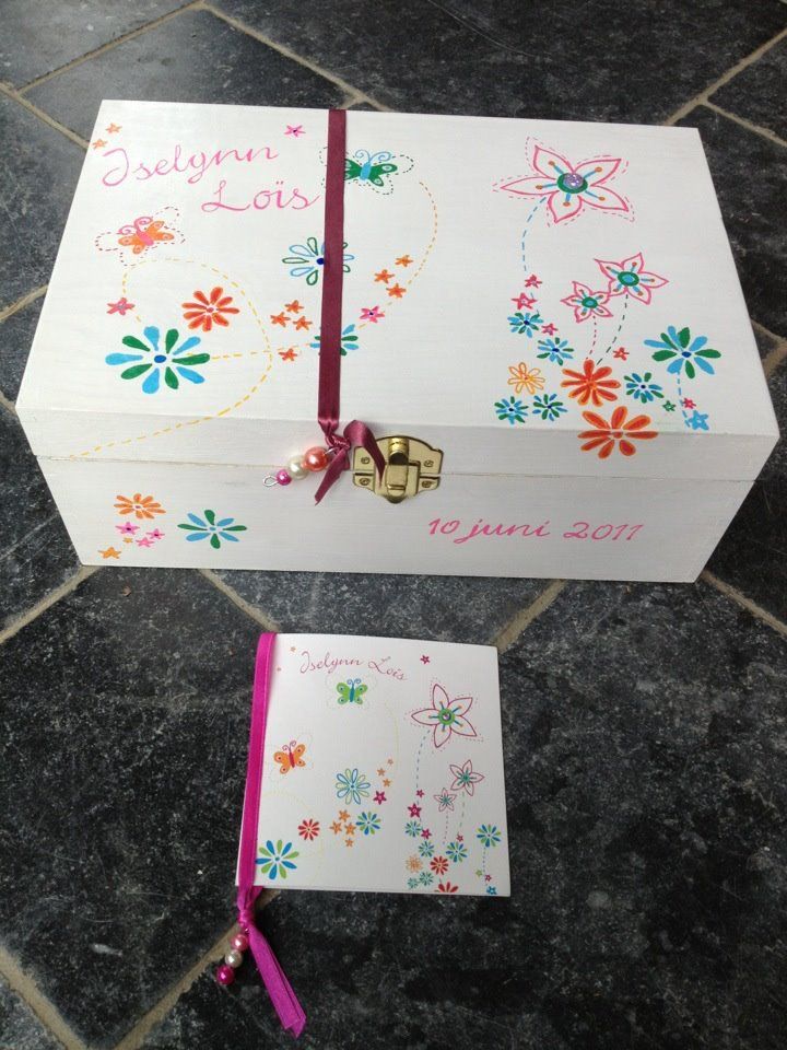 Versierde witte geschenkdoos met bijpassende kaart, versierd met roze lint en kleurrijke bloemen