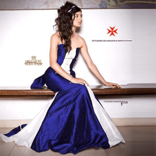 Modella Vestito Blu e Bianco