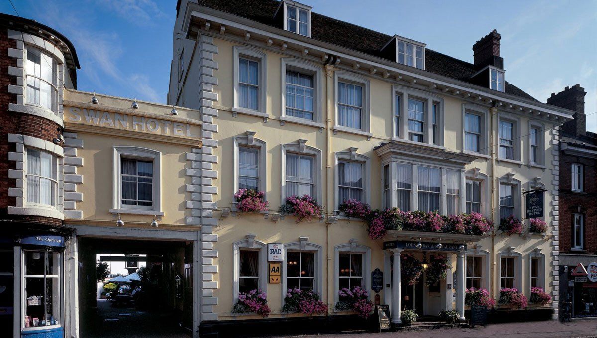 Frog & Nightgown in Newport Pagnell