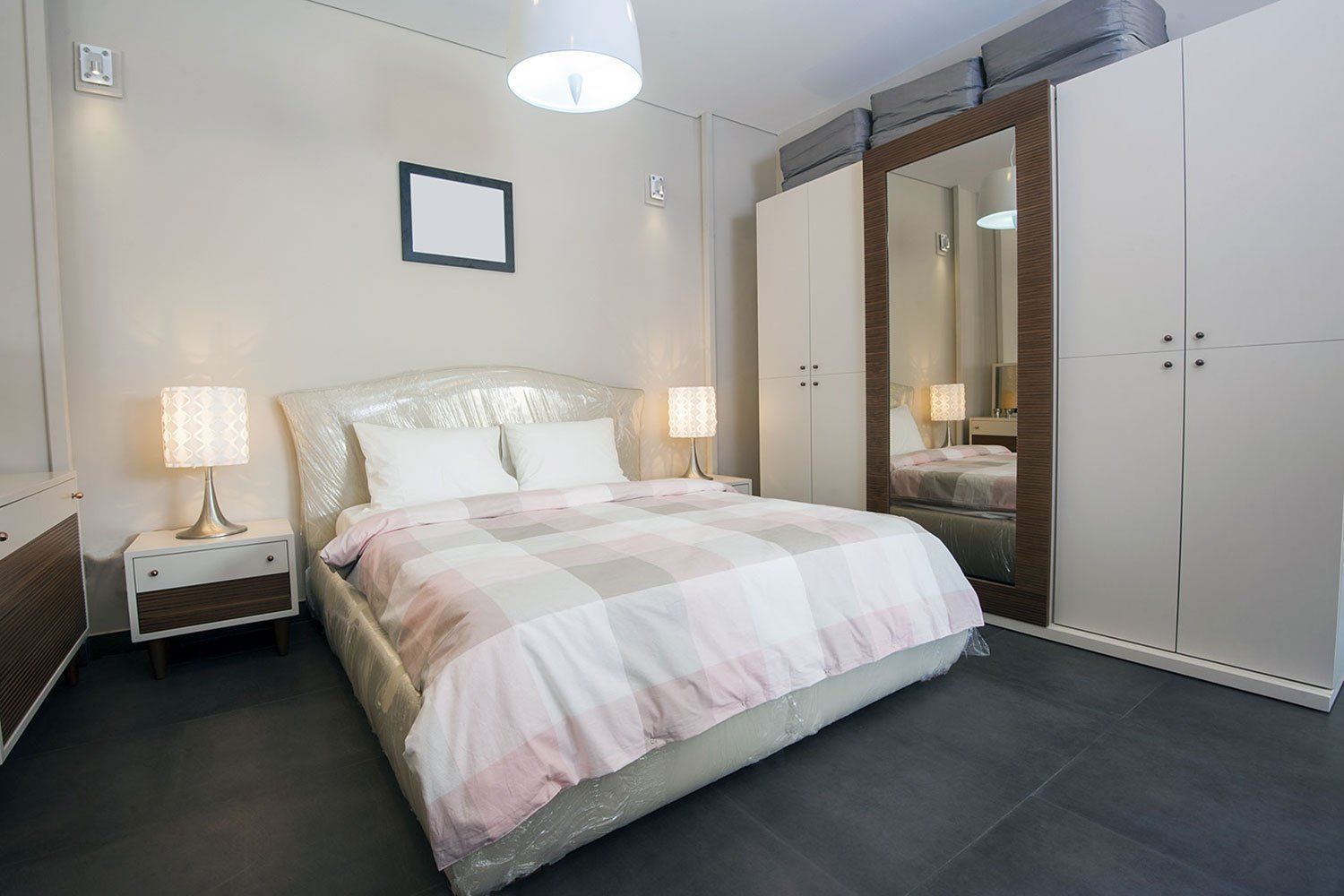 camera da letto con arredi di colori tenui