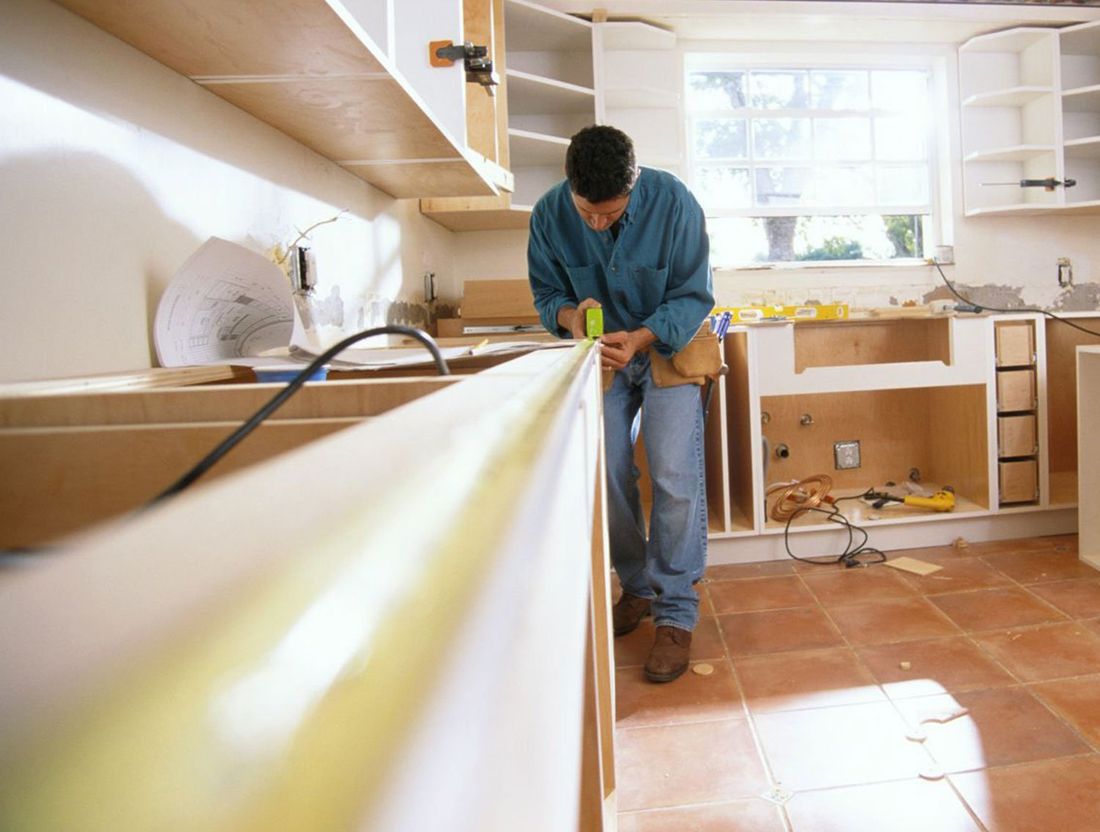 falegname che realizza cucina su misura