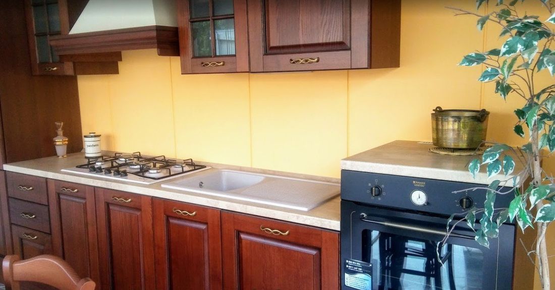 cucina con pensili in legno scuro