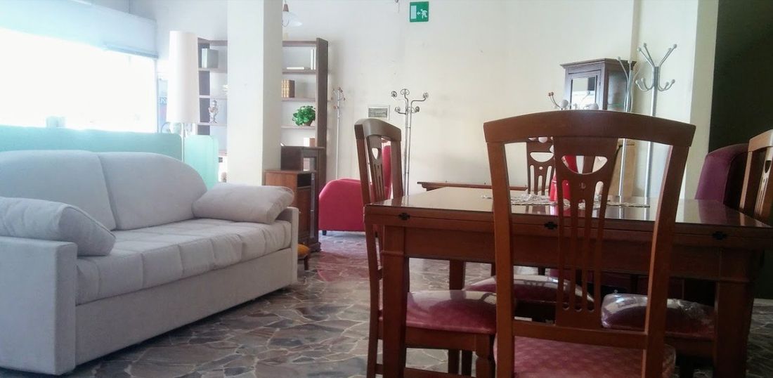 divano bianco, sedie e tavolo in legno
