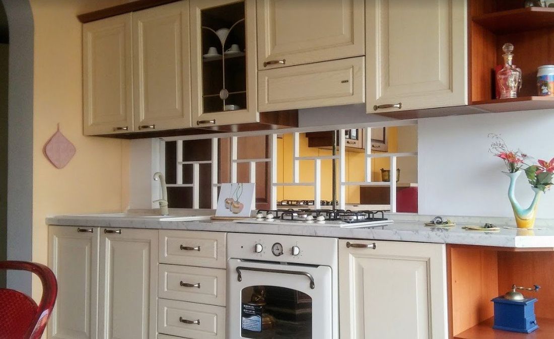 cucina con pensili beige in stile classico