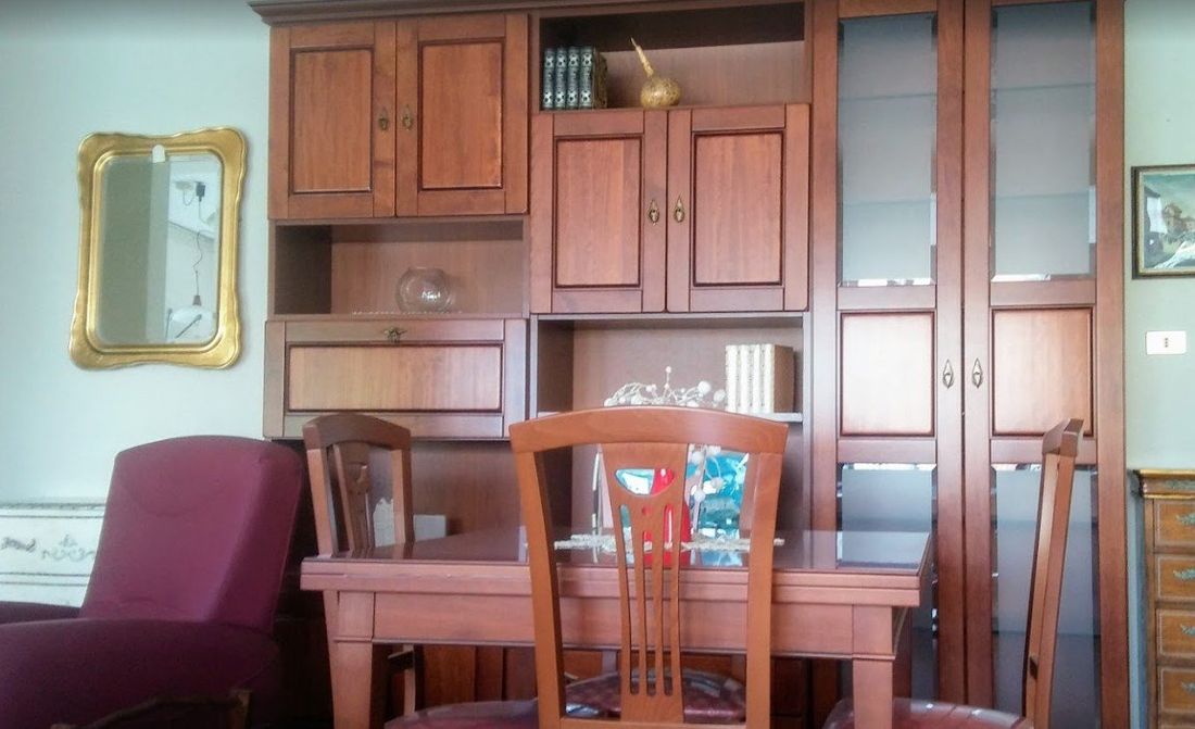 credenza, sedie e tavoli in legno