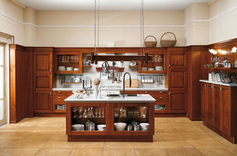 cucina con isola e arredi in legno
