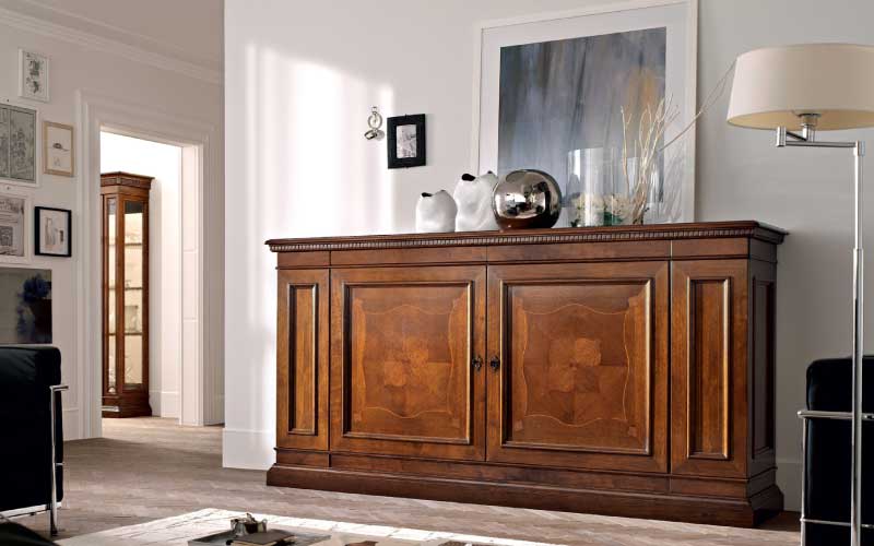 credenza in legno in stile classico