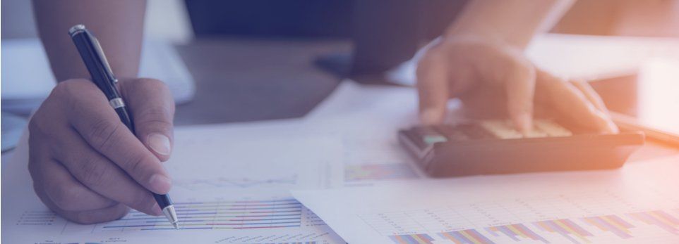 commercialista compila documento fiscale