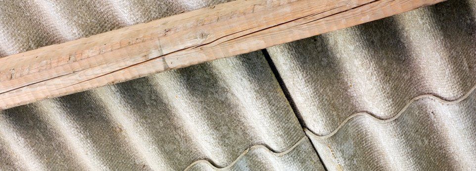 un tetto in amianto con trave in legno