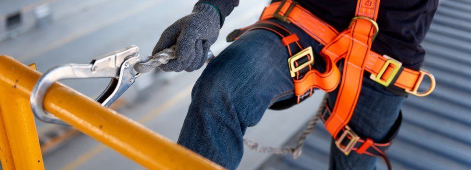 Operatore durante un lavoro in quota