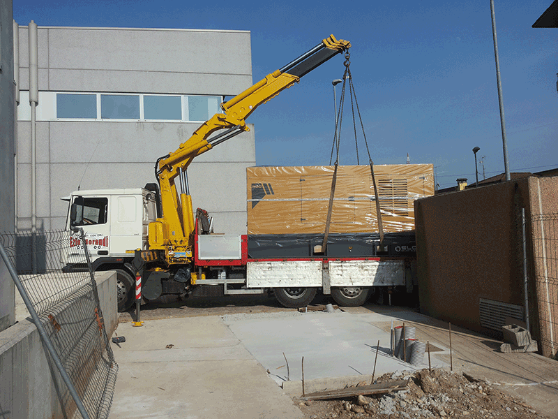 camion con rimorchio su strada
