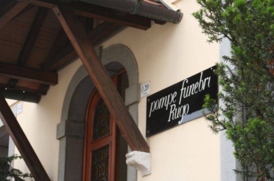 ingresso dell'agenzia funebre