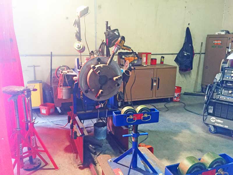 A machine is sitting on a stand in a garage