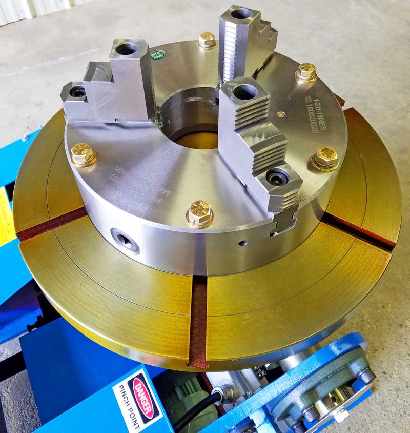 POK-07 Welding Positioner A machine that has a danger sign on it