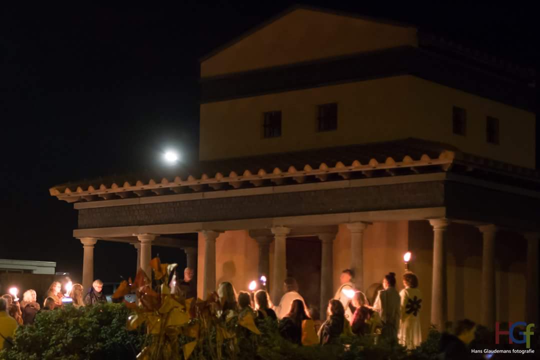Processie eindigd bij de Tempel van Nehalennia Processie, Oogstfeest, Nehalennia, Colijnsplaat, Irma Bolijn, TREC activiteiten organisatie