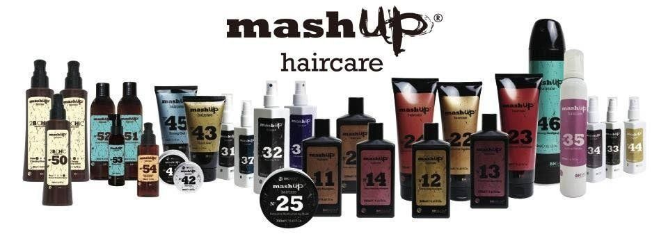 Prodotti per la cura dei capelli Mashup esposti su uno sfondo bianco. Flaconi e tubetti di varie dimensioni e colori.